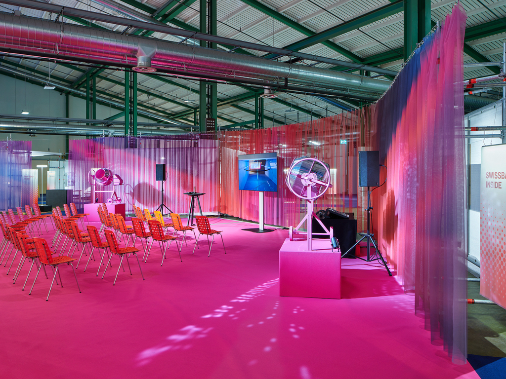 SWISSBAU "NEONLOUNGE"